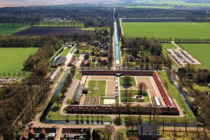 Een luchtfoto van het Tweede Gesticht in Veenhuizen, foto door Siebe Swart, 1 mei 2013 (Rijksdienst Cultureel Erfgoed).