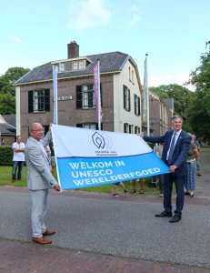 Klaas Smid (burgemeester Noordenveld) en Cees Bijl (gedeputeerd provincie Drenthe) hijsen samen de vlag