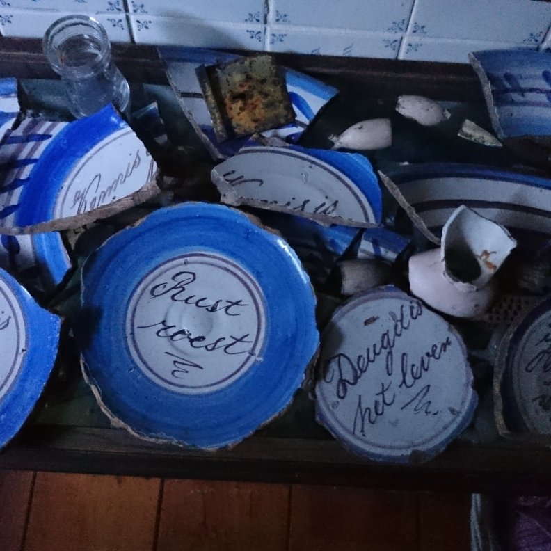 Een archeologische opgraving van aardewerk in Ommerschans.jpg