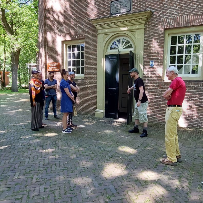 gids peter bij kerk zomer open deur.jpg